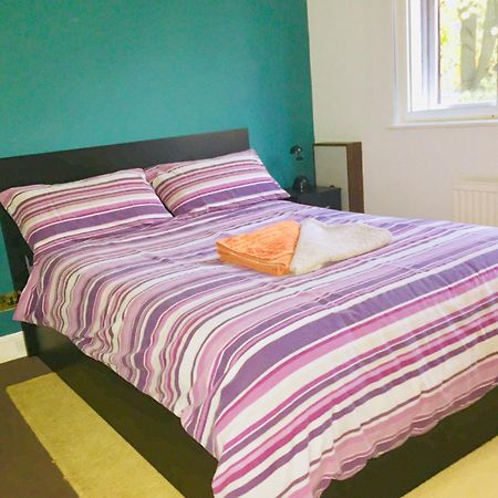 Stylish Queen-Size Bed London Living With Free Parking In Super Host 5 Star Home Finchley Luaran gambar