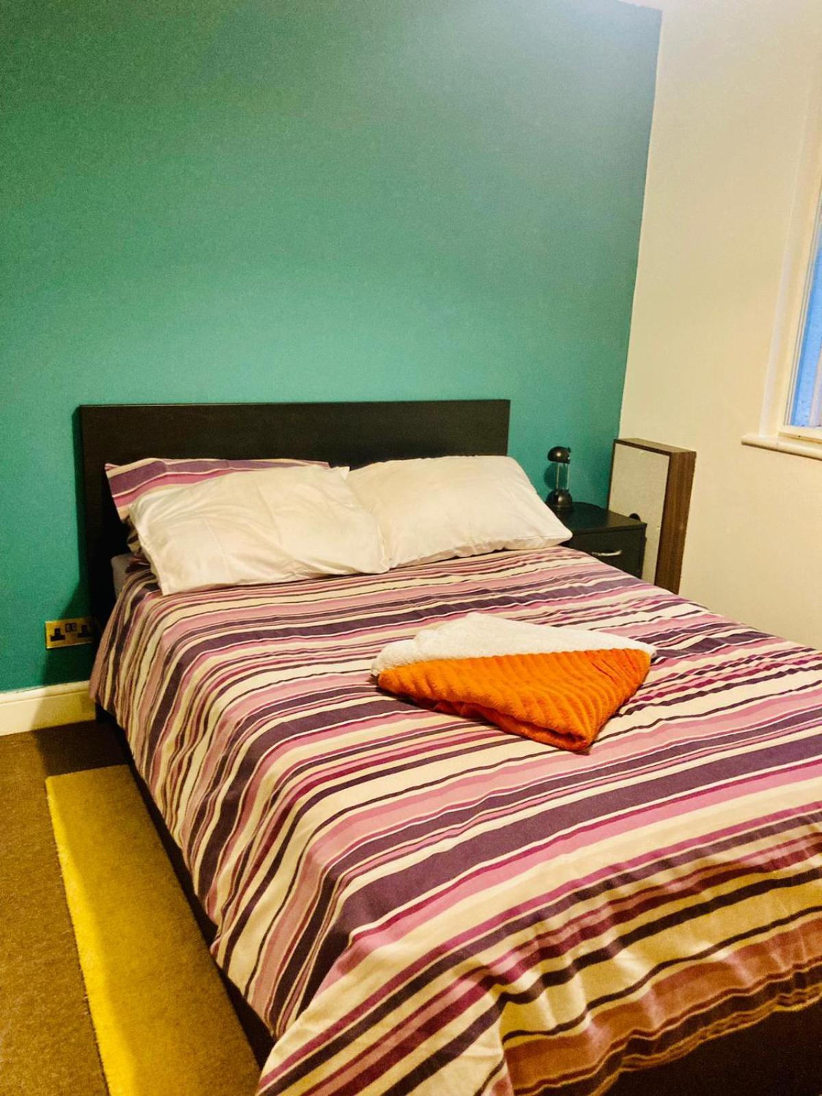 Stylish Queen-Size Bed London Living With Free Parking In Super Host 5 Star Home Finchley Luaran gambar