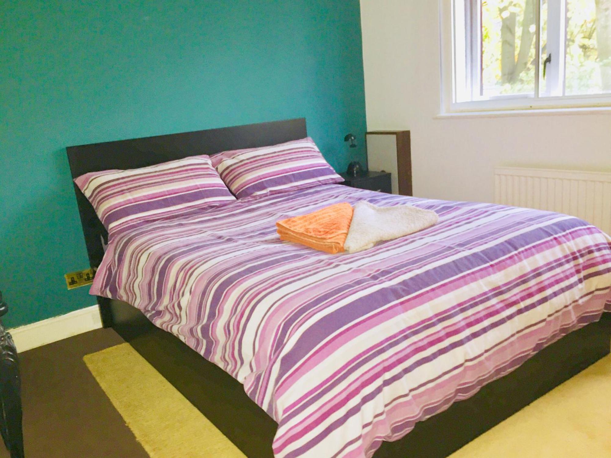 Stylish Queen-Size Bed London Living With Free Parking In Super Host 5 Star Home Finchley Luaran gambar